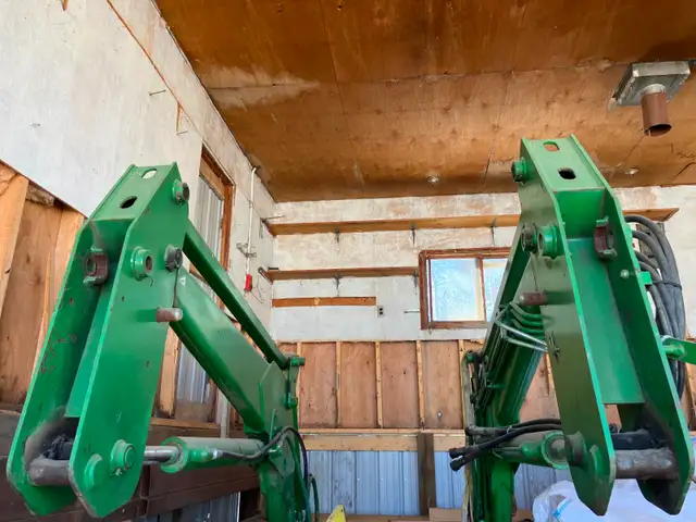 John Deere 840 loader - Photo 9