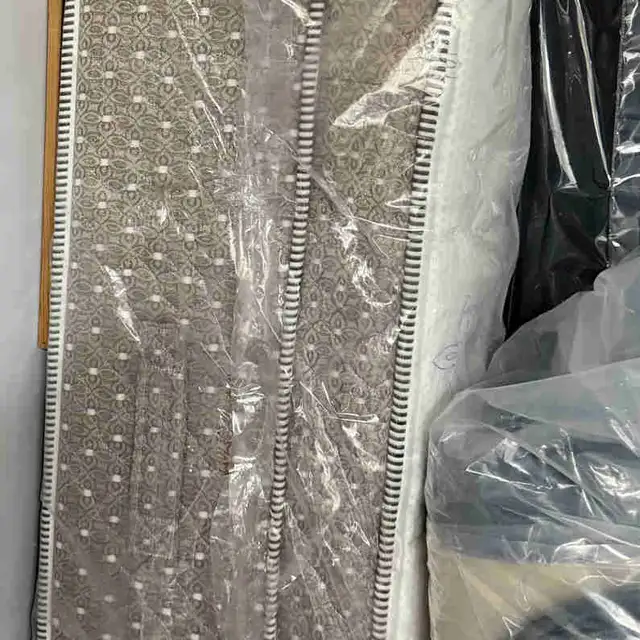 KING MATTRESS 14'POCKET COIL WITH FOAM ENCASEMENT FLOOR MODEL..