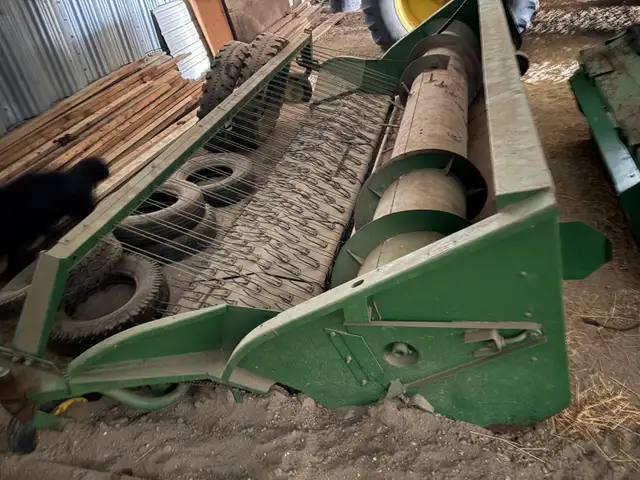 John Deere 212 pick up header