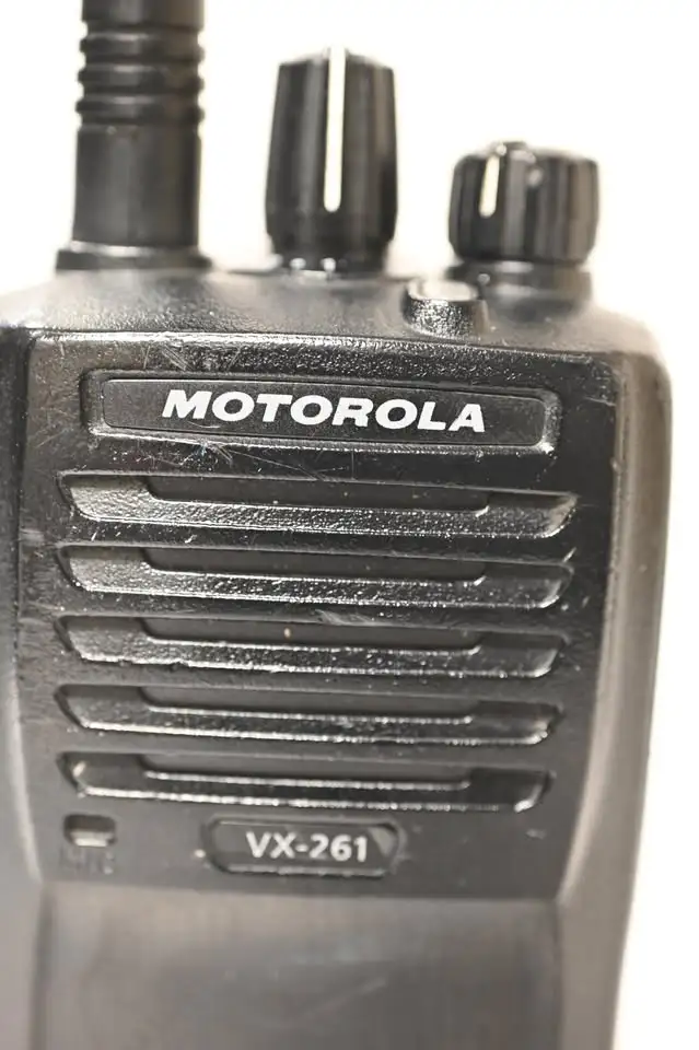 Two Way Radio Motorola VX-261 Two Way Radio in working condition - Photo 4