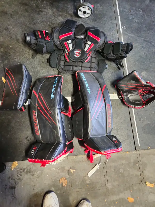 Hockey Goalie Equipment in Vaughan - Photo 4
