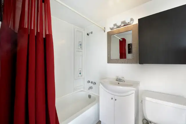 1 Bedroom Apartment in Westboro!! - Photo 4