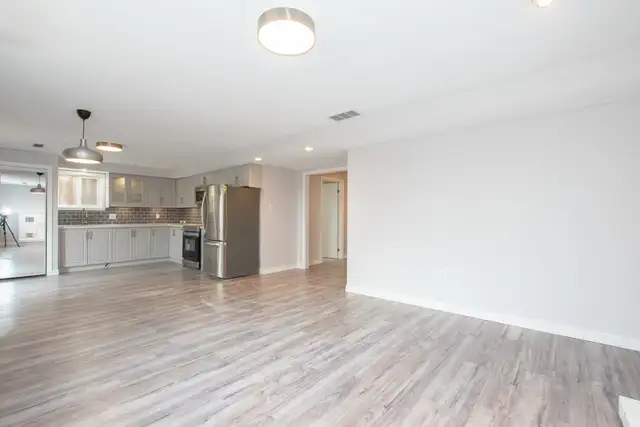 27 Rollins Dr, Welland - 2 Bedroom Lower Unit - Photo 2