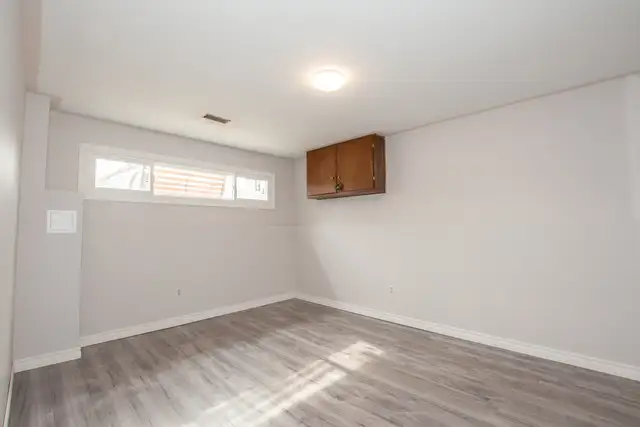 27 Rollins Dr, Welland - 2 Bedroom Lower Unit - Photo 13