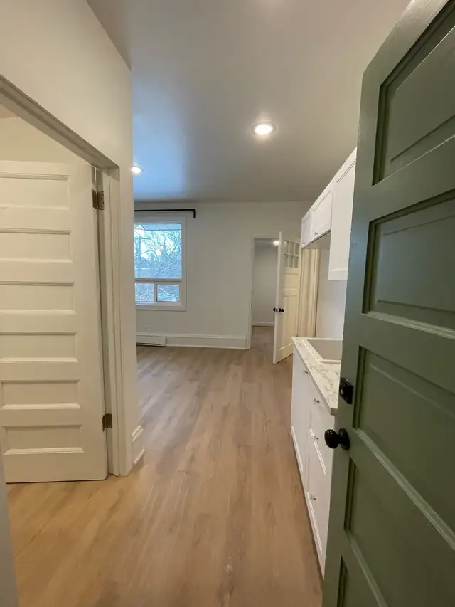 1 Bedroom Apartment - Photo 2