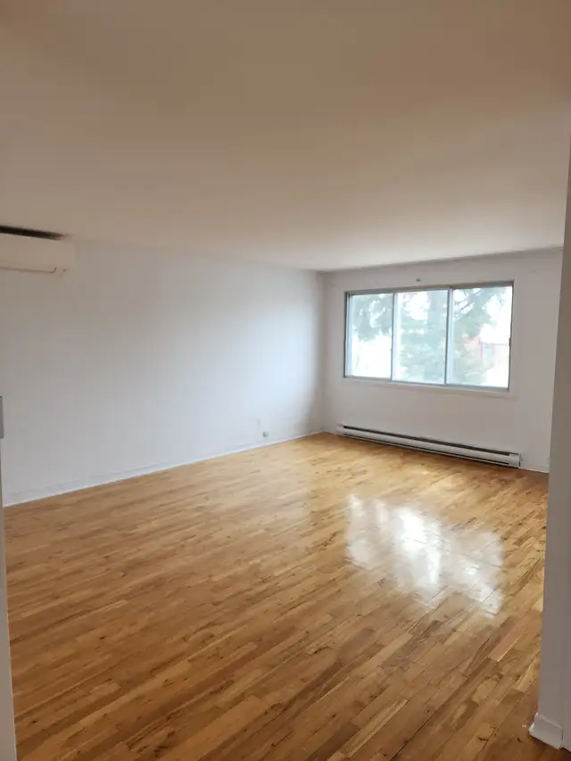 Freshly painted 5 1/2 upper duplex - Photo 3