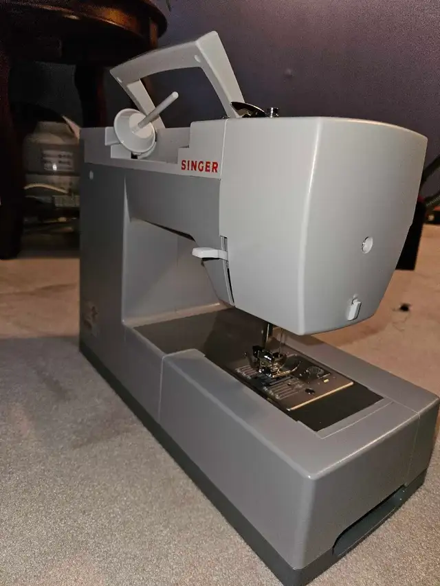 Singer 4411 heavy duty sewing machine - Photo 3