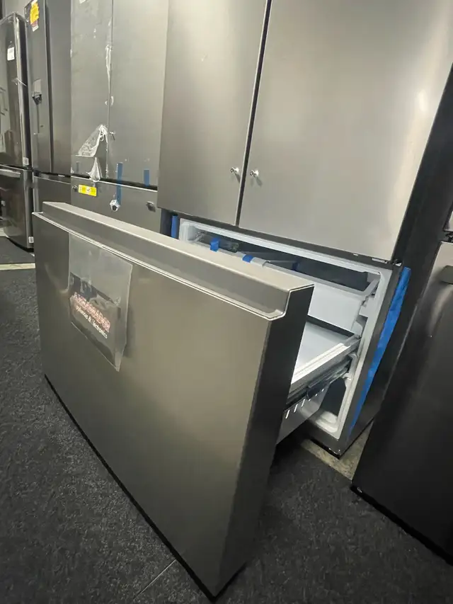 NEW 36" Whirlpool French Door Fridge (Interior Ice Maker) 31 CF - Photo 7