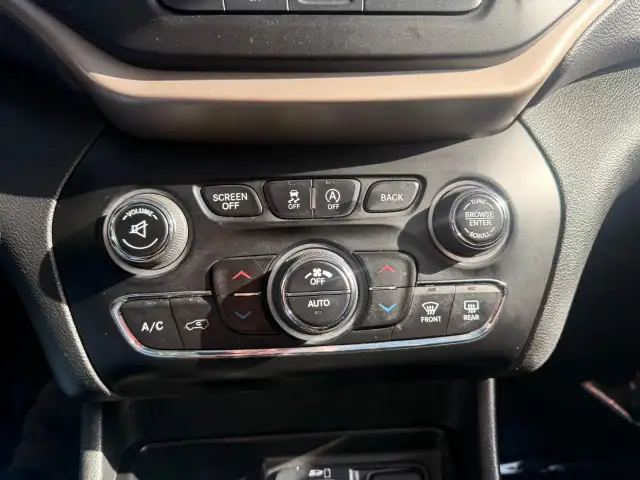 2015 Jeep Cherokee Limited Heated/Ventilated Seats! - Photo 16