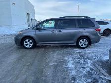 2019 Toyota Sienna LE 8 Passenger - Photo 4