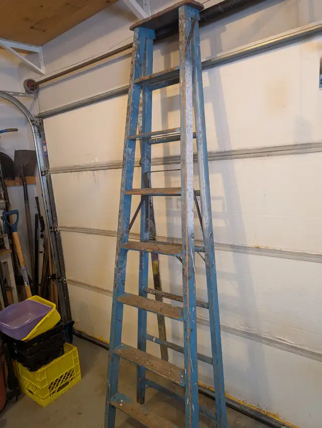 8’ Electrician wooden ladder Heavy duty - Photo 3