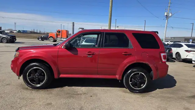 2011 Ford Escape XLT, V6, HAS RUST, DRIVES WELL, 185KMS, AS IS - Photo 2