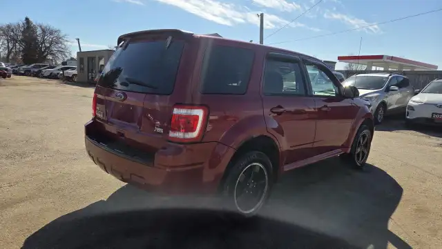 2011 Ford Escape XLT, V6, HAS RUST, DRIVES WELL, 185KMS, AS IS - Photo 5