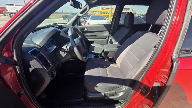 2011 Ford Escape XLT, V6, HAS RUST, DRIVES WELL, 185KMS, AS IS - Photo 10