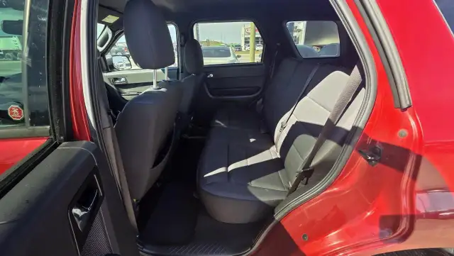 2011 Ford Escape XLT, V6, HAS RUST, DRIVES WELL, 185KMS, AS IS - Photo 12