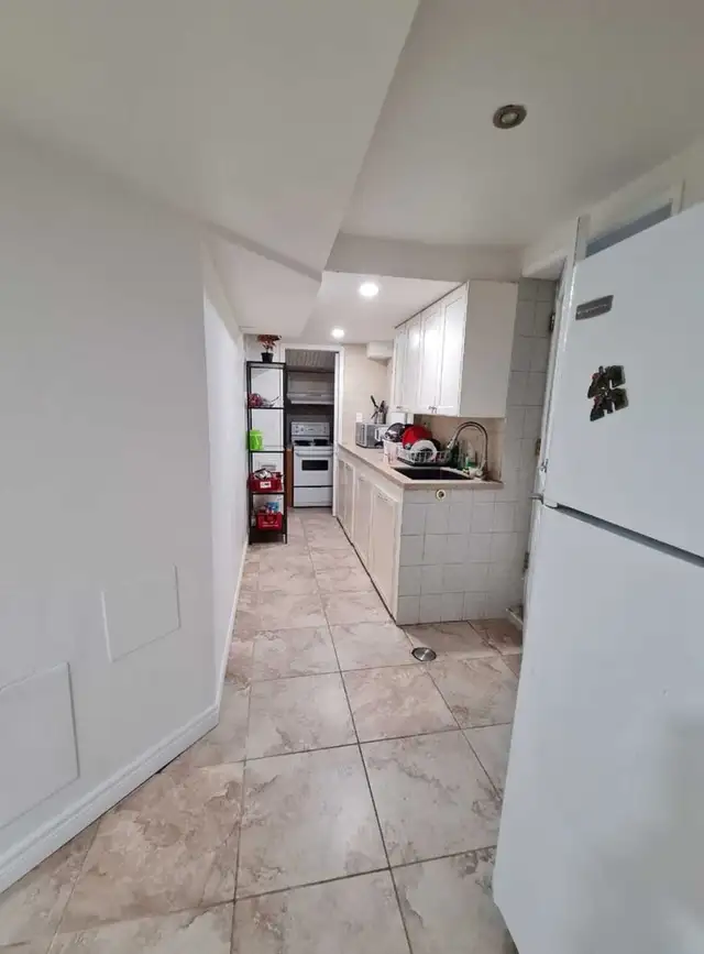For rent in Mississauga: Furnished 2-bedroom basement apartment - Photo 8