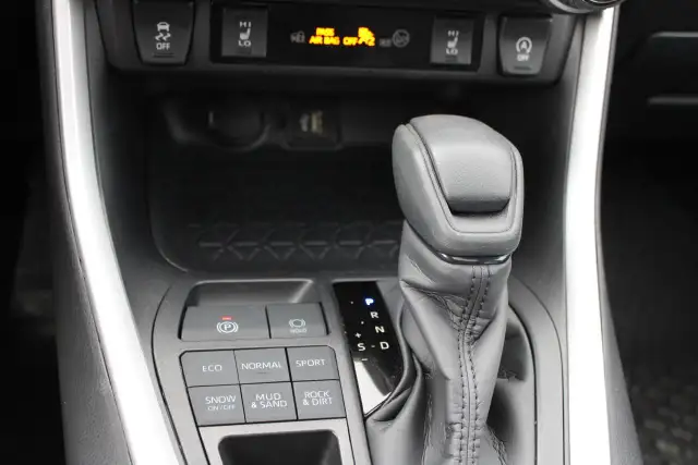 2025 Toyota RAV4 XLE AWD - Photo 9