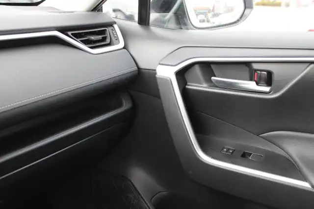 2025 Toyota RAV4 XLE AWD - Photo 13
