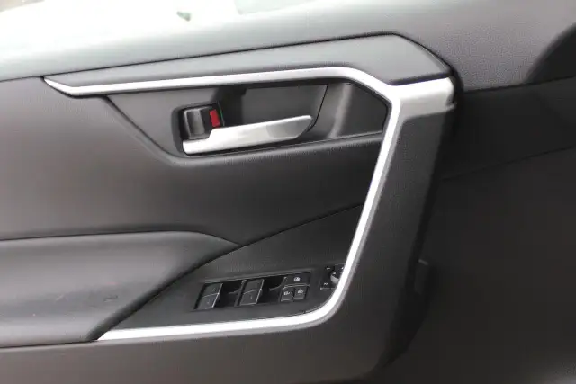 2025 Toyota RAV4 XLE AWD - Photo 14