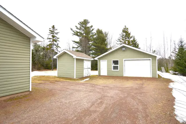 Cap-Pele - Bungalow with Att Garage and Dld Garage $339,900! - Photo 2