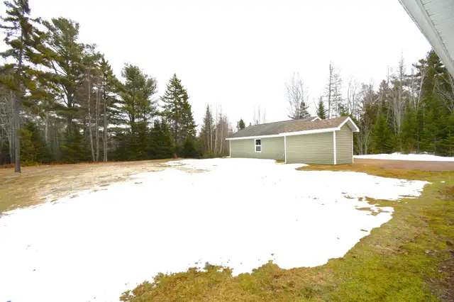 Cap-Pele - Bungalow with Att Garage and Dld Garage $339,900! - Photo 3