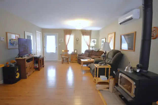 Cap-Pele - Bungalow with Att Garage and Dld Garage $339,900! - Photo 4