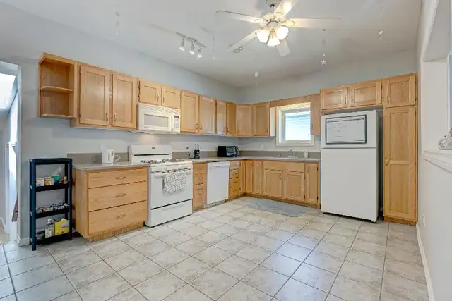 3 Bedroom Student Rental - Photo 3