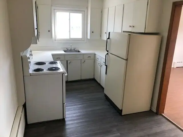 Available Now Large 2 Bedroom Apartment Evans Avenue Heat HW Inc - Photo 2