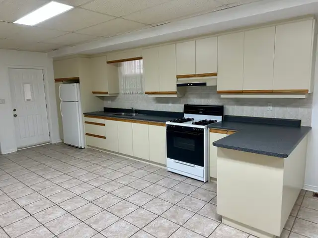 2BR Basement Apt – Utilities Incl – Dufferin/Eglinton - Photo 2