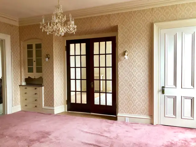 3 Bedroom Uptown- Victorian style large apartment (2,200 square) - Photo 2