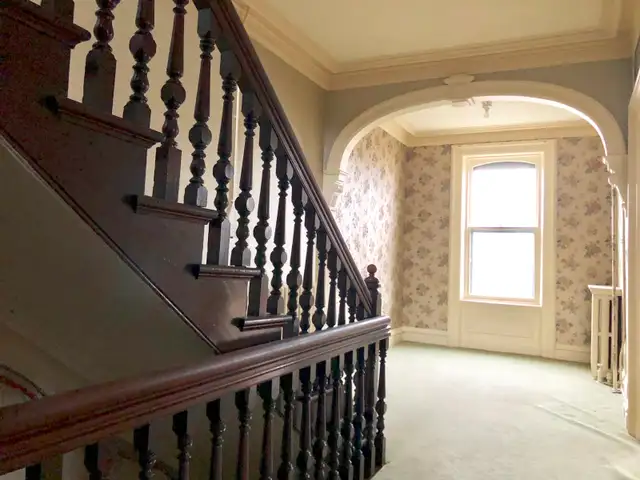 3 Bedroom Uptown- Victorian style large apartment (2,200 square) - Photo 4