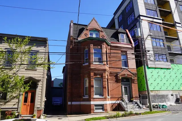 3 Bedroom Uptown- Victorian style large apartment (2,200 square) - Photo 10