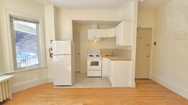 1st Floor Bachelor For Lease - Avenue Rd & St. Clair Ave. W - Photo 2