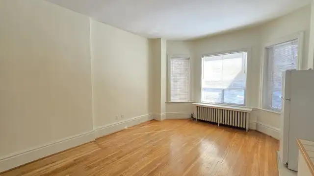 1st Floor Bachelor For Lease - Avenue Rd & St. Clair Ave. W - Photo 4