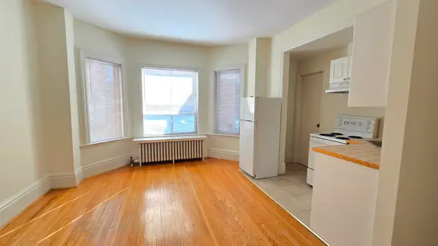 1st Floor Bachelor For Lease - Avenue Rd & St. Clair Ave. W - Photo 5