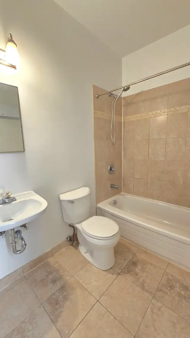 1st Floor Bachelor For Lease - Avenue Rd & St. Clair Ave. W - Photo 8