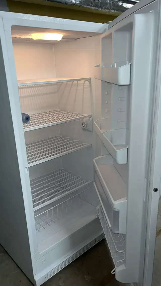23 ft.³ Frigidaire Huge Very Freezer 30 Days Warranty-Tested - Photo 3