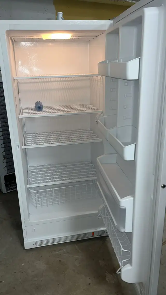 23 ft.³ Frigidaire Huge Very Freezer 30 Days Warranty-Tested - Photo 4