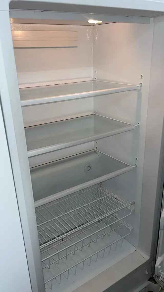 Frigidaire Only Refrigerator 32 W"-18 ft.³ Fully Tested  30 - Photo 4