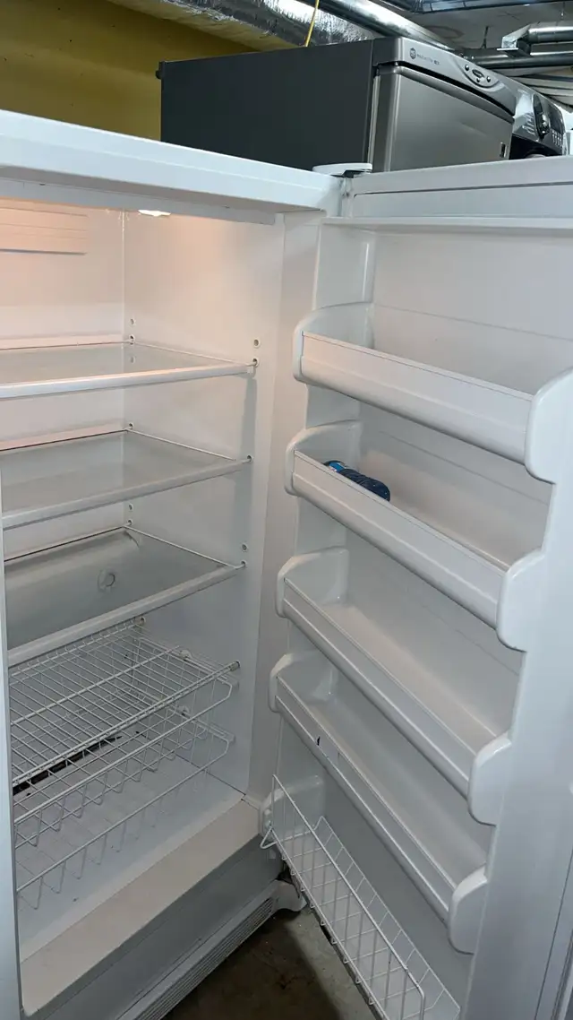 Frigidaire Only Refrigerator 32 W"-18 ft.³ Fully Tested  30 - Photo 6