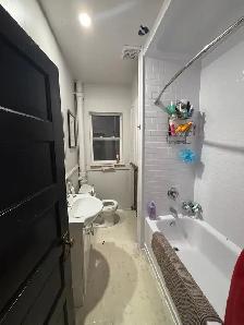 Room Available - Photo 8