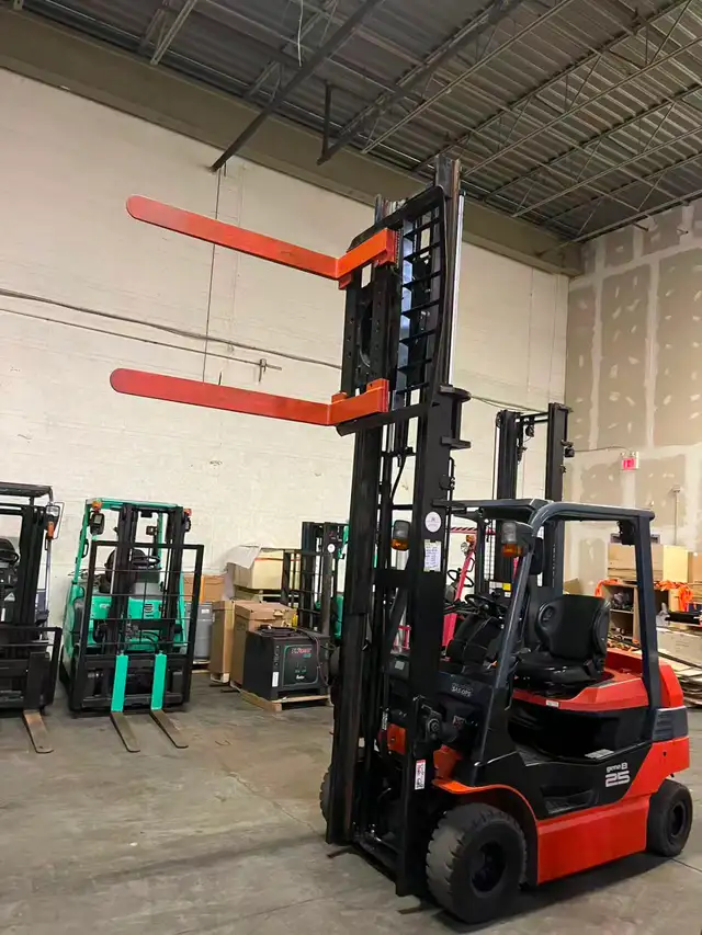 Toyota 360 degree Rotating fork 5500lbs 2 stage/reach 13 feet