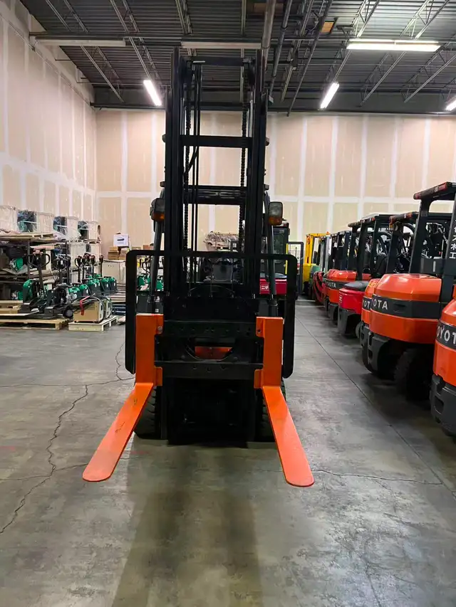Toyota 360 degree Rotating fork 5500lbs 2 stage/reach 13 feet - Photo 2