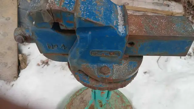 Bench Vise ? I have lots of tools here - Photo 2