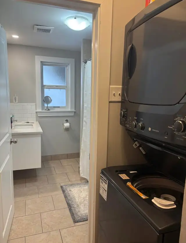 2 bedroom, 1 bathroom apartment - Photo 2