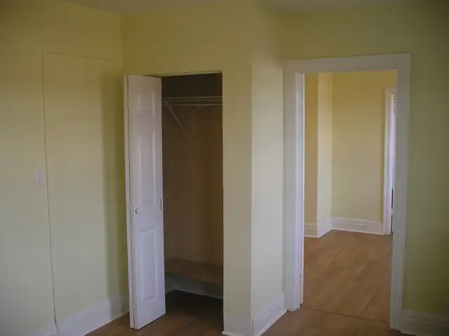 Newly renovated small 1 bedroom and Bachelor apartments - Photo 3