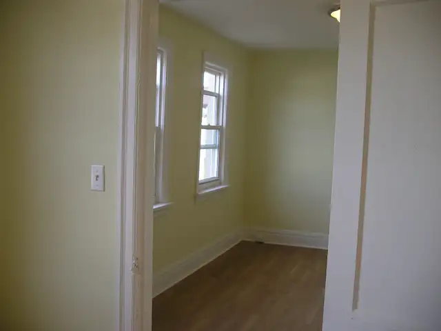 Newly renovated small 1 bedroom and Bachelor apartments - Photo 6