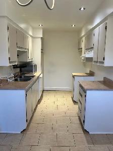1er AVRIL- TRÈS BEAU CONDO SUR 2 ÉTAGES AVEC 3CC POUR 1885$/MOIS