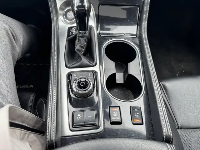 2023 Nissan Maxima SL Sedan • Accident Free CarFax • Pano Roof • - Photo 22