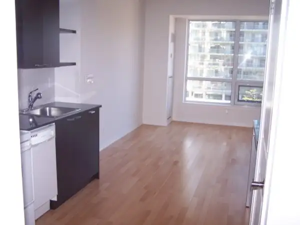 Bachelor Condo at Yonge & Hayden. 35 Hayden st - Photo 2